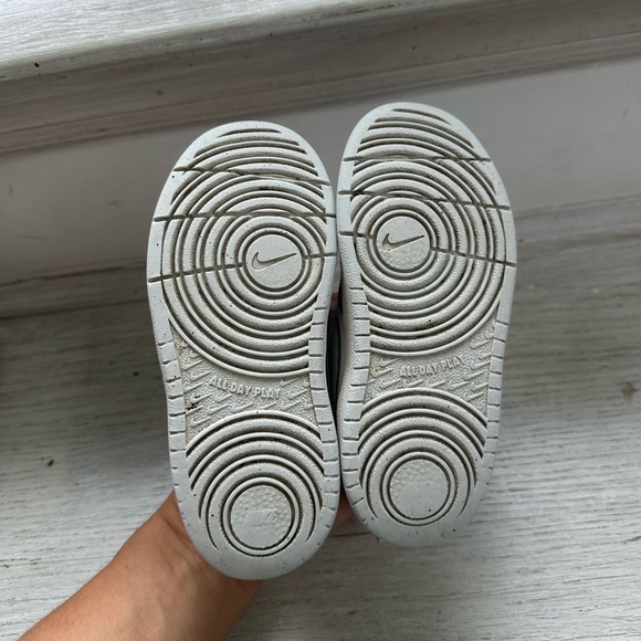 NIKE BOYS SNEAKER - Picture 5 of 6